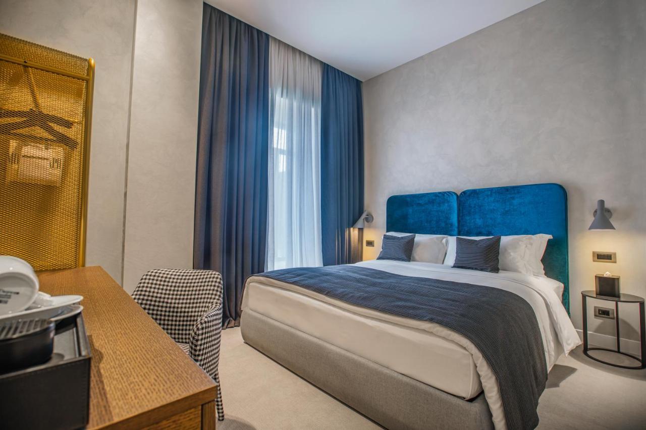 Hotel Monograph Freedom Square Tbilisi Zewnętrze zdjęcie A bedroom at the hotel