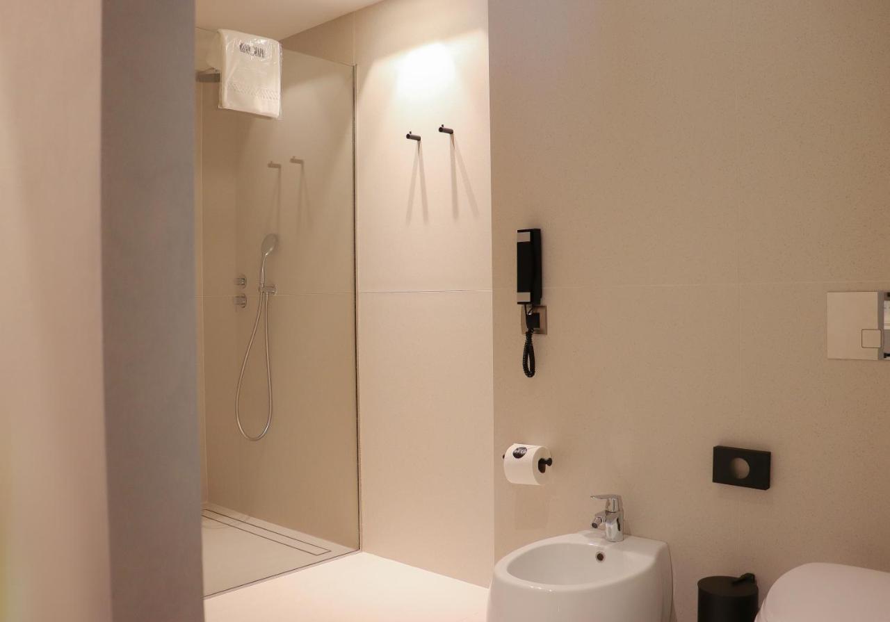 Hotel Monograph Freedom Square Tbilisi Zewnętrze zdjęcie Bathroom of a room at the hotel