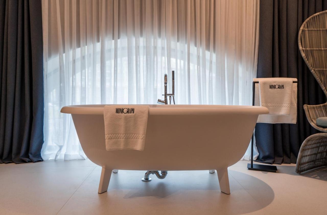 Hotel Monograph Freedom Square Tbilisi Zewnętrze zdjęcie A freestanding bathtub